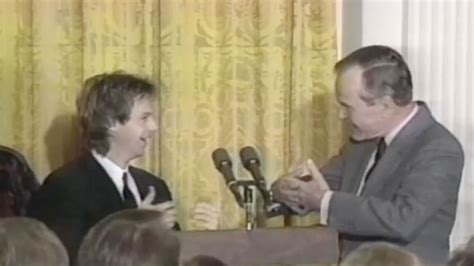 watch when george h w bush invited his snl doppleganger dana carvey to the white house