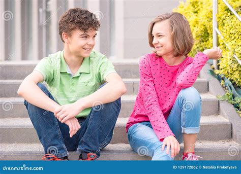 De Jongen En Het Meisje Van De Tiener Stock Foto Image Of Weinig
