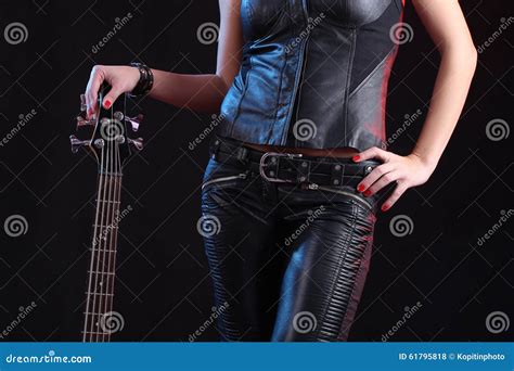 Sexy Mädchen in Der Ledernen Kleidung Mit Bass Gitarre Stockfoto Bild