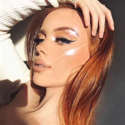 Glitter eyeshadow looks can really make your eyes pop, and while it may seem daunting at first, it's surprisingly easy to learn add a highlight color to your brown bone. Highlight makeup - Makeup