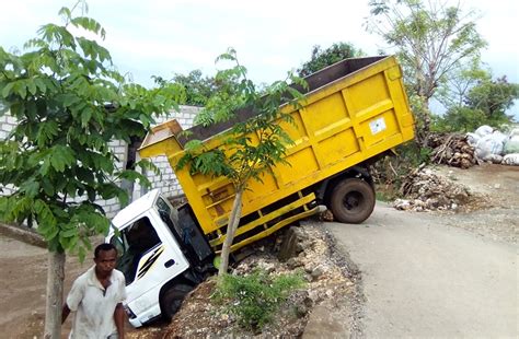 800 x 533 jpeg 148 кб. Di Oesapa, Mobil Dump Truck Meluncur ke Halaman Rumah Warga | VoxNtt.com