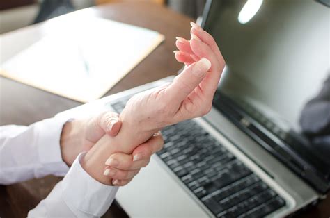 Health Tip Warning Signs Of Carpal Tunnel Syndrome Comprehensive Orthopaedics