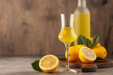 Si prepara in pochi minuti ed è perfetto da gustare anche a colazione. Come fare il liquore in casa. Dal nocino al limoncello ...