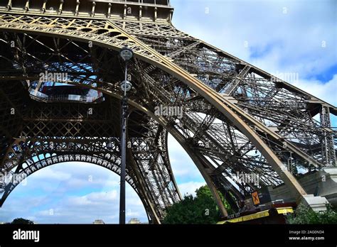 Eiffel Tower Close Upparisfrance Stock Photo Alamy