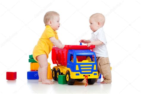 Video juego solo danza niños 2014 (wii). Dos niños jugando con juguetes de madera aislados en ...