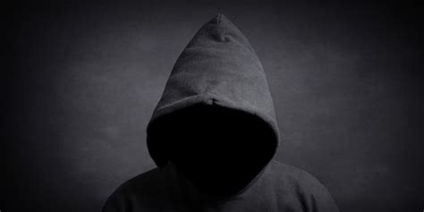 faceless person wearing black hoodie hiding face in shadow Nürnberger Blatt
