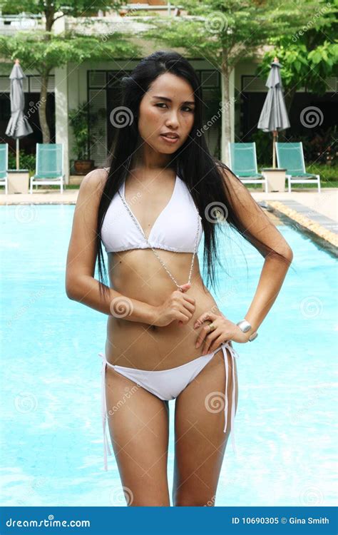 Asiatische Frau In Einem Bikini Stockbild Bild Von Asiatisch Strand