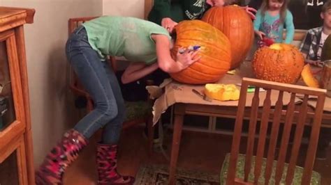 Video De Just Jonathan Avec Sa Maman Halloween - une jeune fille reste la tête coincée dans une citrouille d'Halloween