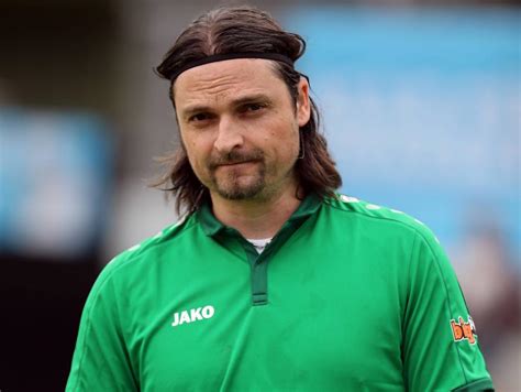 Er ist der weltweit erste fußballspieler, der in jedem der sechs anerkannten kontinentalverbände einem professionellen fußballverein angehörte. Flugzeugabsturz: Auch Pfannenstiel trauert