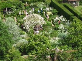 Wenn die rede von einem weißen garten ist, muss unbedingt auch den berühmten „weißen garten von sissinghurst erwähnt werden. Sissinghurst Garden Weisser Garten | Garten ...