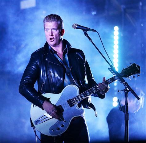 Albums 98 Pictures Lead Singer Of Queens Of The Stone Age Superb 102023
