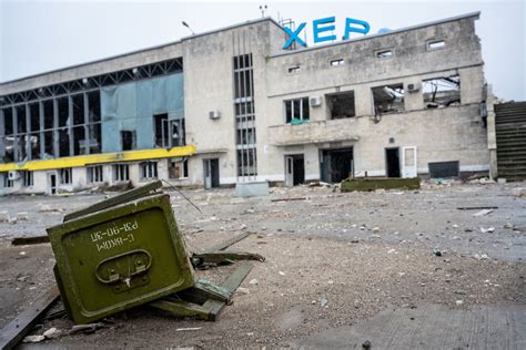 Russia Forced To Raid Abandoned Buildings To Find Deserting Troops Ukraine
