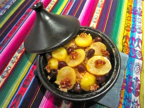 Antes de que se doren, salpimienta el pollo y añádelo, junto con la punta de la guindilla. Desde Marruecos, tajine de pollo con ciruelas | Recetas ...