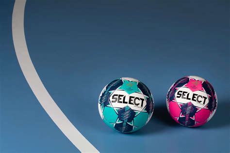 Par euronews • mise à jour: Select dévoile le nouveau ballon pour la Ligue des ...