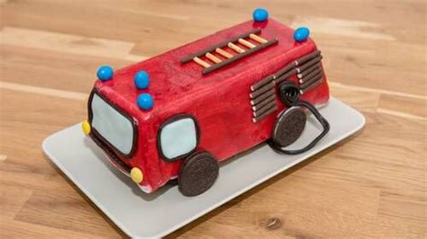 Bis die tortenform dem auto entspricht (hinten, vorne und die seiten mit hilfe der schablonen zurechtschneiden), anschliessend die ganze torte grob mit ganache einstreichen (krümelbildung) und für 30 min. Feuerwehrauto-Kuchen - Rezept von Backen.de | Rezept ...