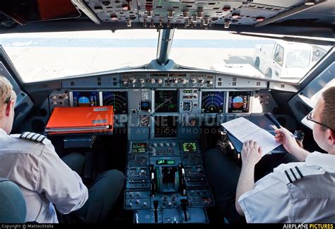 Последние твиты от easyjet (@easyjet). G-EZDY - easyJet Airbus A319 at Berlin - Schönefeld ...