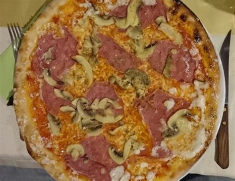 Pizza al prosciutto e funghi (Pizza mit Schinken und Pilzen) - Rezept ...