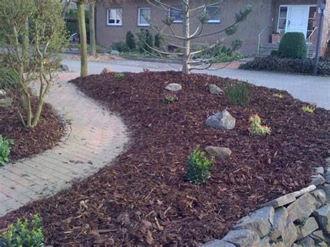 Rindenmulch ist im garten und auch im blumentopf äußerst nützlich, da er die erde vor austrocknung und frost schützt. Vorgarten Kies Gestalten Bilder Best Vorgarten Mit Steinen ...