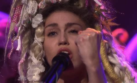 Diva Devotee Watch Miley Cyrus Breaks Down During The Twinkle Song