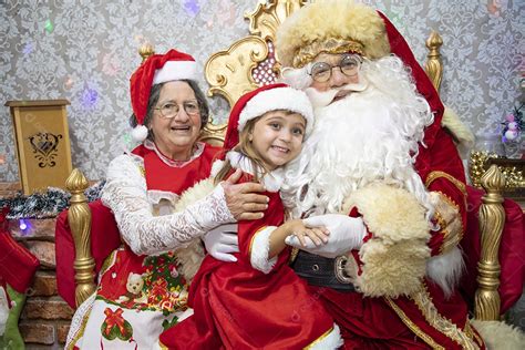 Vó tirando fotografia com sua neta e Papai Noel celebrando natal ceia download Designi