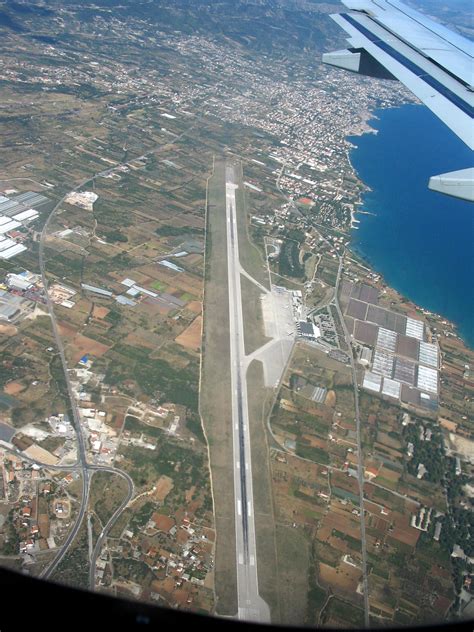 Der flughafen split (spu) ist der einer der wichtigsten flughäfen in kroatien. File:Croatia Split Airport Aerial Photograph 1.jpg ...