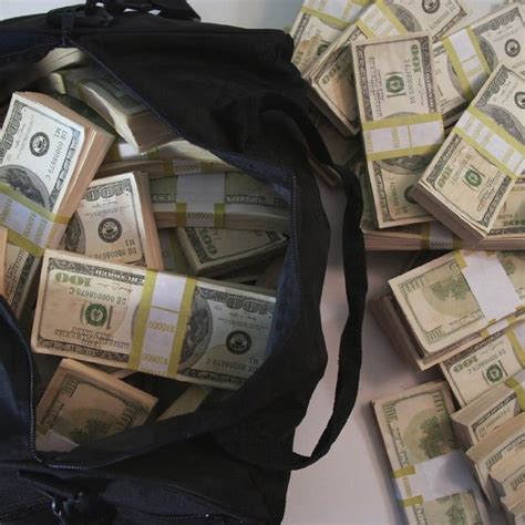 Includes 50 motion picture prop money filler stacks, a 22 duffel bag with an inner box covered with bill images to raise the bottom of the bag. $500,000 Duffle Bag of Prop Money For The Gangster In You - GameNGadgets