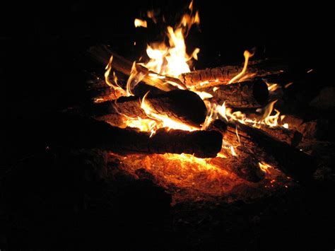 Fotoğraf Gece Karanlık Alev Ateş Sarı Kamp Ateşi şenlik Ateşi