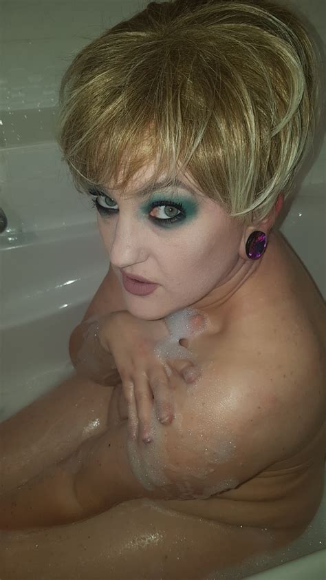Chubby Milf Amy Leaf Bath And Bubbles Pics Xhamster