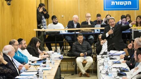 כמו כן תדון הוועדה בבקשה לפסילת הרשימה המשותפת וכן בבקשה לפסול את רשימת יש עתיד. בל"ד והמועמד היהודי במפלגת חד"ש נפסלו מלהיבחר לכנסת - כיפה