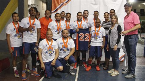 Equipo de baloncesto Los eléctricos se corona campeón en torneo