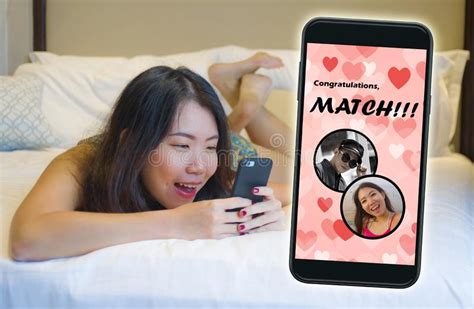Telefono Cellulare E Giovane Bella E Ragazza Cinese Asiatica Felice Che Per Mezzo Del App Di