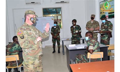 Angola Oficiais Militares Dos Eua Realizaram Uma Visita Oficial à “academia Do Exército