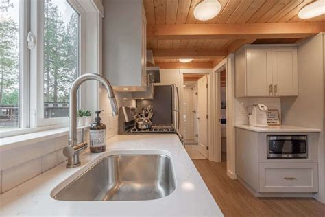 Bellevue Tiny Cottage by Wildwood Lakefront - Dream Tiny Living