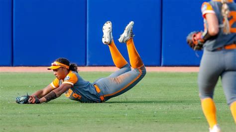 college softball final four teams remain in the women s world series