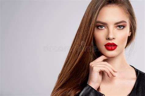 Портрет красивой молодой женщины с ярким макияжем Красивая брюнетка с яркой красной губной