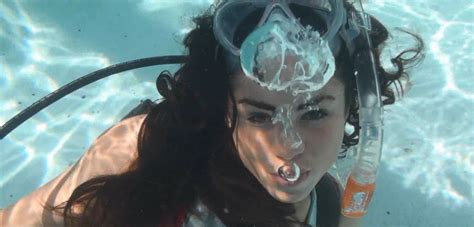 Scuba Diver Girls Underwater Bubbles Diving Lessons Sophia Loren