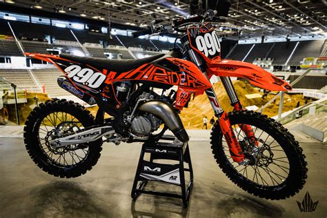 It has a 125 ccm single cylinder engine. Bike Check - KTM SX 125 Whipriders Edition - WHIP