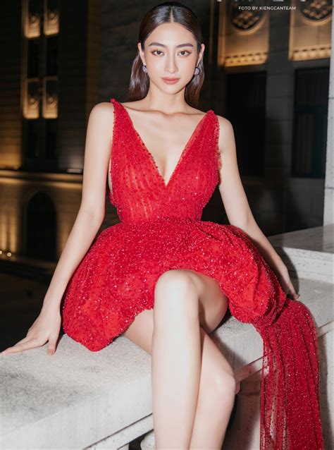 Lương Thùy Linh tỏa sáng trên sàn runway sau khi hết nhiệm kỳ hoa hậu Xem phim Online Miễn phí
