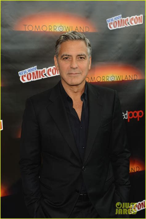 Photo George Clooney Hugs Hugh Laurie Ny Comic Con 09 Photo 3215025