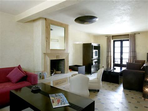 Savourez l'art de la détente sur les sofas, devant une cheminée au carrelages traditionnels et plafond en tataoui dans. Riad Madada Mogador | Book Madada Mogador riad in ...
