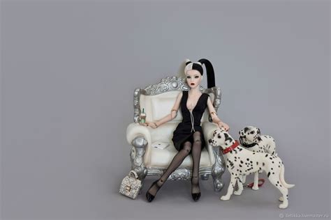 A pampered and glamorous london heiress, the character appears in walt disney productions' 17th animated feature film, 101 dalmatians (1961). Круэлла. Фарфоровая шарнирная кукла - заказать на Ярмарке ...