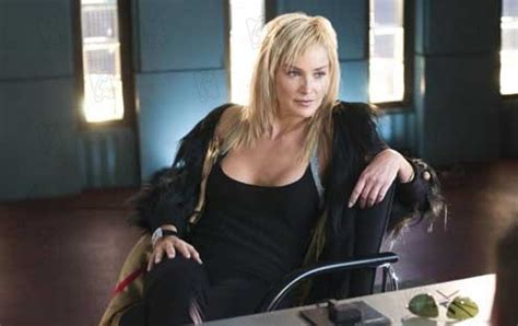 She seduces him with literal and figurative smoke that she blows into his face. Bild zu Sharon Stone - Basic Instinct - Neues Spiel für ...
