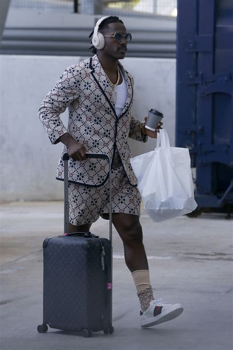 Photos Antonio Brown Arrives In Miami In Unusual Outfit