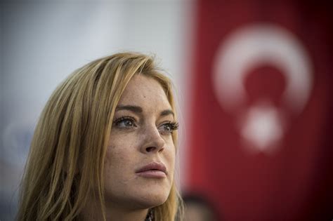Lindsay Lohan ‘was Racially Profiled For The First Time In Her Life For Wearing A Headscarf
