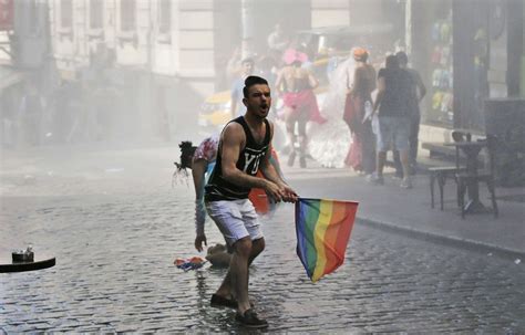 Turquie La Gay Pride Violemment R Prim E Istanbul