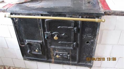 En este ejemplo, el gran horno revestido en piedra, le aporta mucha personalidad a la cocina de madera con notas brillantes de acero inoxidable provenientes de los electrodomésticos. La revolucionaria Cocina Económica de la época, BIELVA ...