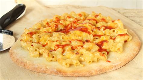 Mac And Cheese Pizza With Sriracha Recipe