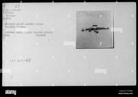 Una Fotografía Capturando Armas Capturadas Durante La Guerra De Vietnam