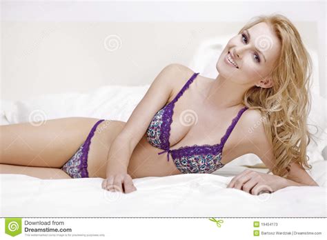 jeune blond sexy dans la lingerie sexy image stock image du attrayant été 19454173