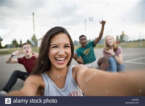 Retrato Sonriente Adolescente Con Amigos Tomando Selfie Sobre Piscina Cancha De Baloncesto